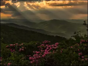 Przebijające światło przez chmury na wzgórza