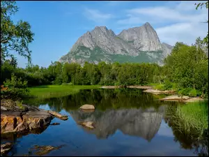 Norweskie góry z jeziorem
