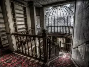 Zabytkowe schody w starym wnętrzu