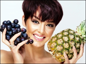 Kobieta z ananasem i winogronem