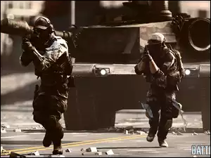 Żołnierze podczas ataku w grze komputerowej Battlefield 4