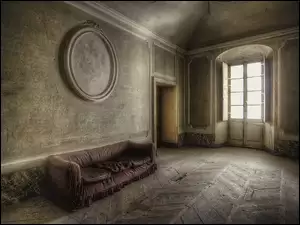 Sofa w starym wnętrzu z oknem