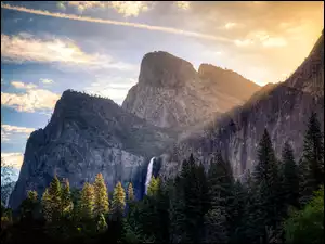 Wodospad Horsetail płynący z formacji El Capitan w kalifornijskim Parku Narodowym Yosemite