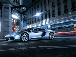 Lamborghini na oświetlonej ulicy