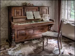 Bałagan w pokoju z pianinem
