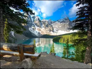 Widok na jezioro Moraine w Parku Narodowym Banff w Albercie w Kanadzie