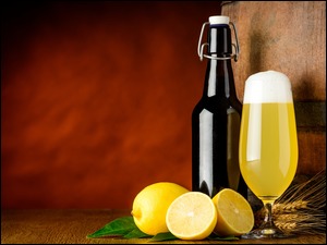 Szklanka piwa z cytryną i zbożem