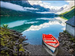 Łódka nad jeziorem w norweskim okręgu Sogn og Fjordane