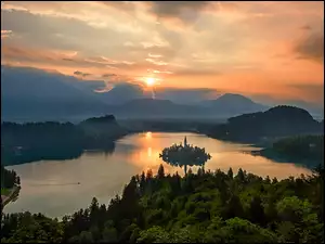Alpy Julijskie z jeziorem Bled o zachodzie słońca