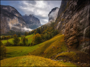 Jesień w dolinie w Szwajcarii