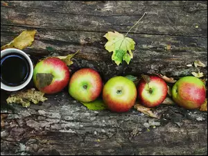 Jabłka ułożone na deskach