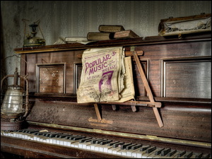 Lampa i nuty na starym pianinie