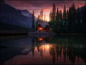 Dom w górach nad jeziorem Szmaragdowym w kanadyjskim Parku Narodowym Yoho