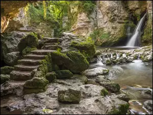 Schody przy kamienistym wodospadzie