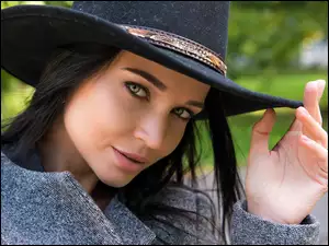 Modelka Angelina Petrova w kapeluszu
