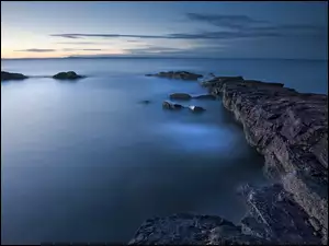 Bezkresny horyzont z morskimi skalami