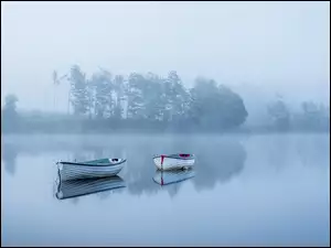 we mgle na jeziorze dwie łódki