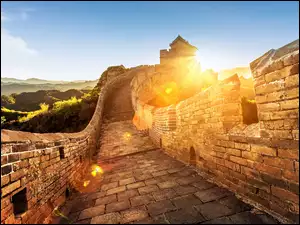 Wielki Mur Chiński w promieniach wschodzącego słońca