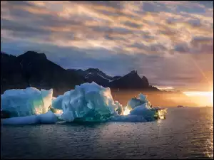 Grenlandia Fiord Kangertittivaq bryły lodu o wschodzie słońca