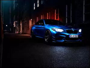 pod domem zaparkowany niebieski samochód marki BMW F87