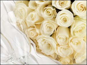 Bukiet białych róż na tkaninie