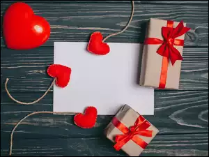 Miłosne serduszka z prezentem i kartką
