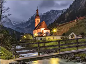 Alpy z kościółkiem rzeką leśna i mostkiem w Bawarii