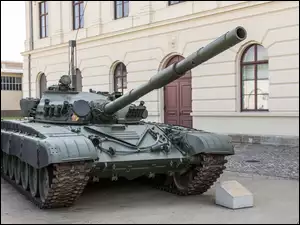 przed gmachem pokaz czołgu T-72