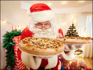 Mikołaj serwuje pizzę