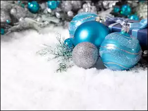 Bombki z prezentami na śniegu