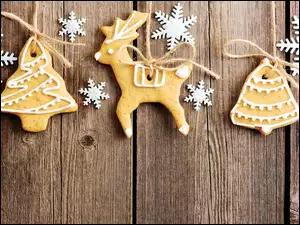 ciasteczka świąteczne z gwiazdkami w kompozycji na desce