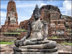 Posąg w Tajlandii koło ruin