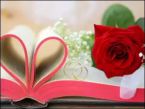 Obrączki z różą na książce