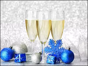 Lampki szampana z dekoracjami świątecznymi