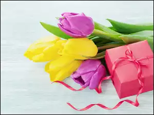 Kolorowe tulipany z prezentem