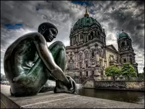 Rzeźba nad wodą z widokiem na katedrę w Berlinie