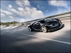 Samochód Bugatti Chiron na drodze