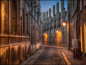 Oświetlona wąska ulica w Anglii