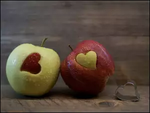 Dwa jabłka z sercem i foremką