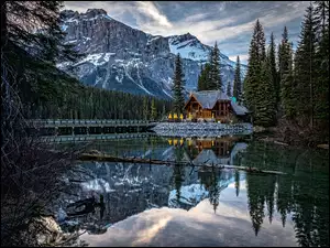 Jezioro Emerald Lake z górskimi lasami i domkiem w Kanadzie