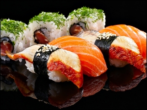 Sushi z łososiem odbite na ciemnym tle