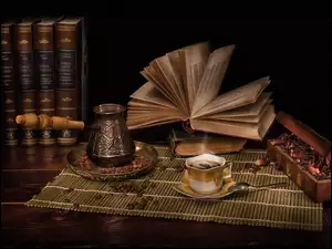Książki oraz filiżanka kawy