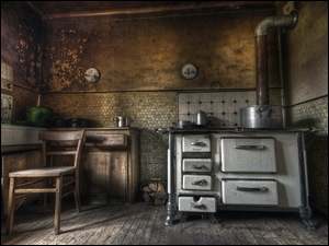 Stara kuchnia z kredensem krzesłem i piecem