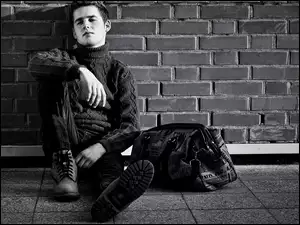 Aktor Czarno-Białe Zdjęcie z torbą na chodniku siedzący