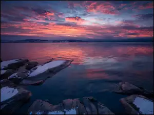 Jezioro Tyrifjorden o zachodzie słońca