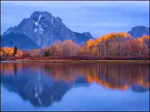 Górska jesienna leśna rzeka w USA