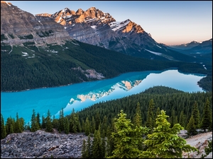 Kanadyjskie góry z jeziorem