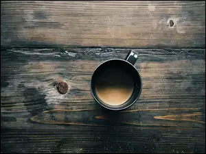 Kubek z kawą na deskach