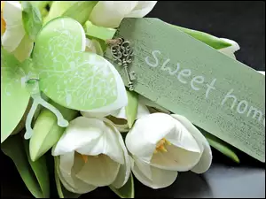 Tulipany klucz i kartka z napisem Sweet home