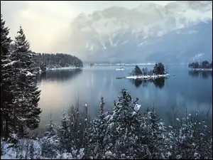 Jezioro w górach zimą